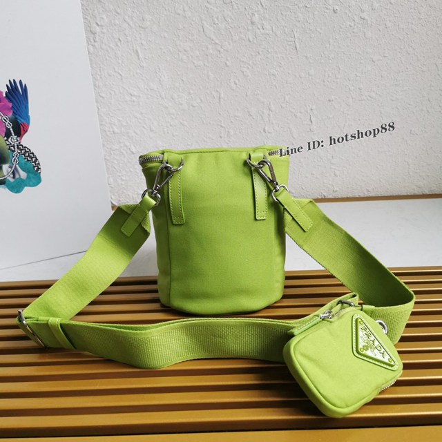 Prada專櫃新款幾何線條圓形單肩包 2VH147 普拉達男女款三角形桶包帆布肩背包 csp1389